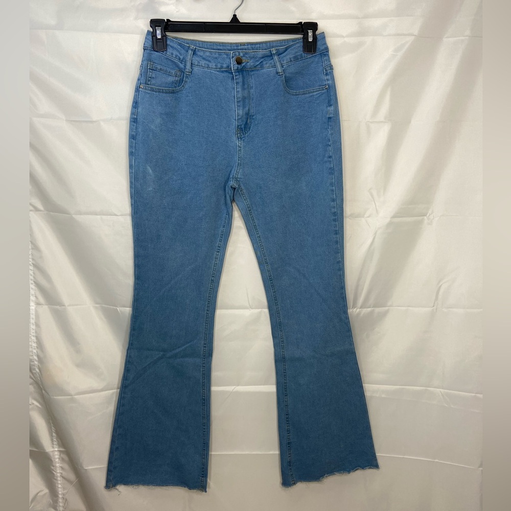 EUC Women’s medium/light wash‎ blue stretch flare leg distressed hem jeans XL